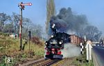 Mit dem Gegenzug Ng 66960 nach Mügeln verlässt 99 1586 den Bahnhof Oschatz. Wegen der beengten Platzverhältnisse an der Bahnhofstraße war das Einfahrsignal nach Oschatz links vom Gleis aufgestellt worden. Die sog. Schachbretttafel (Signal Ne 4) signalisierte, dass das Hauptsignal abweichend von der Regel sich an einem anderen Standort befand. Die Schachbretttafel wurde am eigentlichen Standort des Hauptsignals aufgestellt. (12.11.1989) <i>Foto: Wolfgang Bügel</i>