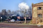 An der Schlachthofstraße in Oschatz passiert 99 1586 mit Ng 66960 die Industriegleisanlagen. Auch für die Strecke Oschatz – Mügeln war ursprünglich bis 1975 eine Stilllegung vorgesehen. Am 28. September 1975 verkehrten dort die letzten Reisezüge. Unverändert bedeutsam war dagegen der Güterverkehr, der 1980 eine Beförderungsmenge von 360.000 Tonnen erreichte. Zu einem Umdenken in der Verkehrspolitik der DDR kam es 1981, als völlig unerwartet das aus der Sowjetunion importierte Erdöl nicht mehr in der benötigten Menge zur Verfügung stand. Fortan galt die Devise, möglichst sämtliche Transporte mit der Bahn auszuführen. Die ursprünglich angestrebte Stilllegung der Strecke wurde nun nicht mehr weiterverfolgt. Bis 1984 wurden die mittlerweile völlig verschlissenen Gleise vollständig erneuert.  (12.11.1989) <i>Foto: Wolfgang Bügel</i>
