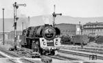 Die Energiekrise Anfang der 1980er Jahre führte in der DDR zu einer Renaissance der kohlegefeuerten Schnellzugloks. Dazu gehörte auch 01 1514, die seit September 1979 ihr Gnadenbrot als Heizlok in Stendal verdiente und im Frühjahr 1980 dann unerwartet wieder in den Betriebsdienst nach Saalfeld zurückkehrte. Der Spuk war nach zwei Jahren allerdings wieder vorbei. 01 1514 kehrte im Juni 1982 als Heizlok nach Sangerhausen zurück und wurde 1984 in den Westen verkauft. (1980) <i>Foto: Karsten Risch</i>