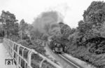 Die Saalfelder 01 0501 hat mit dem E 802 nach Leipzig den oberen Bahnhof in Pößneck verlassen und räuchert durch den Ort.  (08.1979) <i>Foto: Karsten Risch</i>