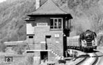 01 0501 passiert mit dem D 504 nach Berlin das Stellwerk "Us" in der Südeinfahrt des Bahnhofs Uhlstädt. (04.1980) <i>Foto: Karsten Risch</i>