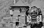 Das mechanische Stellwerk "Us" im Bahnhof Uhlstädt ist ebenso Geschichte wie die Saalfelder 01 0501-5, die mit dem D 504 vorbeifährt. Das Stellwerk ging Ende 2004 außer Betrieb, der Bahnhof Uhlstädt wird seitdem durch das elektronische Stellwerk in Saalfeld (Saale) gesteuert. 01 0501 hingegen wurde schon im März 1981 zur Ausmusterung freigegeben und daraufhin im Juni 1981 im Raw Meiningen verschrottet. (04.1980) <i>Foto: Karsten Risch</i>