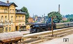 01 0505 erreicht vor P 8015 (Gera - Saalfeld) den Bahnhof Pößneck ob Bf. Der untere Bahnhof liegt gut 2 km entfernt an der Stichstrecke nach Orlamünde. (06.1980) <i>Foto: Karsten Risch</i>