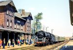 Von zahlreichen Fahrgästen wird die Ankunft des P 3023 aus Gera in Neustadt (Orla) erwartet. Zuglok ist die Saalfelder 01 0510, die schon bessere Zeiten in der Zugförderung erlebt hatte. (05.1980) <i>Foto: Karsten Risch</i>