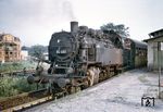 64 403 (Bw Berlin-Schöneweide) wurde vom Lokbahnhof Königs-Wusterhausen aus eingesetzt und wartet im dortigen Bahnhof auf den Abfahrauftrag. Die Lok hat nur zwei Laternen, das als Nachtsignal vorgeschriebene dritte Spitzenlicht sparte man sich am Tag. Dafür besitzt sie noch ihr Nummernschild aus der Vorkriegszeit.  (22.06.1967) <i>Foto: Robin Fell</i>