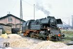 65 1087 vom Bw Aschersleben, eine DR-Neubaulok des Lokomotivbaus Karl Marx, Potsdam-Babelsberg (LKM), zu Gast im Bw Halle (Saale) P. Sie war die vorletzte Lok dieser Baureihe und wurde am 06.02.1978 ausgemustert.  (06.1967) <i>Foto: Robin Fell</i>