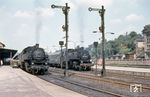 Im Bahnhof Aue (Sachs) warten 86 1560 (links) mit einem Personenzug nach Blauenthal und 86 1756 mit dem D 561 (Berlin – Leipzig – Schwarzenberg). (08.1970) <i>Foto: Robin Fell</i>