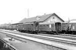 Im Bahnhof Goslar treffen sich die Bahnstrecken Vienenburg – Oker – Goslar, Hildesheim – Goslar und Seesen – Langelsheim – Goslar. Neben den Nahverkehrszügen war Goslar auch über lange Zeit Halt von D-Zügen. Bis zum Ende des Zweiten Weltkriegs bestanden Direktverbindungen unter anderem nach Berlin, Dresden, Leipzig, Köln, Hannover, Bremen oder Aachen. Goslar war zudem der westliche Endpunkt der Personenzüge von Halberstadt über Wernigerode und Bad Harzburg. Nach 1945 entfielen die Direktverbindungen in die Sowjetische Besatzungszone, die Züge fuhren nur noch bis Bad Harzburg oder in Richtung Braunschweig. Dennoch blieben bei dem Bahnhof Zugbildungsaufgaben übrig, wie diese illustere Wagenansammlung zeigt. Der einzeln stehende Pw4ü (polnischen Ursprungs) und auch der A4üe-39 sind Vorkriegsfahrzeuge. Der Personenzug wirkt insgesamt besonders gepflegt, möglicherweise steht er für Filmaufnahmem dort. (05.1958) <i>Foto: Winfried Gronwald</i>