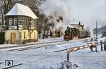 Während die Jecken anderswo Rosenmontag feierten, war für einen Videofilm über die 94 1292 der JS-Filmproduktion ein Filmzug auf der Strecke Plaue - Ilmenau – Stützerbach bestellt worden. Zwei Vierachser der Vorkriegsbauart waren dazu vom damaligen Eisenbahn-Kurier Verlag gestellt worden, die damit an den berühmten Mittagszug P 3074 erinnerten. Das Wetter zeigte sich an diesem Rosenmontag 1993 von seiner besten Seite und die Schneefälle aus der Nacht waren kurz vor der Fahrt  abgezogen. Im Bahnhof Plaue (Thür) wartet der Sonderzug auf den Startschuss. (22.02.1993) <i>Foto: Joachim Schmidt</i>