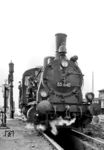 Auf dem Kanal ihrer Heimatdienststelle Bw Erfurt P restauriert 55 642, die gerade als Lz aus Erfurt West eingetroffen war. Seit 1953 verrichtet sie vom Lokbahnhof Erfurt West aus den Dienst auf der ehemaligen Kleinbahn Erfurt-Nottleben. Ihr Einsatz endete mit Fristablauf-L4 am 30.07.1965. Schon am 23.09.1965 folgte die Z-Stellung. Nach Genehmigung der Ausmusterung durch die HvM am 17. Mai 1966 wurde die Lok im August 1966 im Raw Cottbus verschrottet und per 21.09.1966 vom Lokbestand abgesetzt. (30.06.1963) <i>Foto: Gerhard Illner</i>