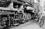 Triebwerk der 58 440 im Bw Riesa. Zwischen August 1917 und 1921 wurden in Preußen insgesamt 1.168 Exemplare der G 12 beschafft. Die Sächsische Staats-Eisenbahnen ließen 62 Fahrzeuge bauen, die wie die Vorgängerbauart als Gattung XIII H bezeichnet wurde. Die letzten 20 sächsischen Lokomotiven wurden schon mit ihren Reichsbahnnummern geliefert. Die Reichsbahn verteilte die badischen, sächsischen, württembergischen und preußischen Maschinen auf festgelegte Nummernblöcke. Badische G 12 wurden zu 58 201–225, 231–272, 281–303, 311–318 - Sächsische XIII H zu 58 401–462 - Württembergische G 12 zu 58 501–543 und Preußische G 12 zu 58 1002–2143. 58 440 beendete ihre aktive Dienstzeit am 23.01.1969 in Riesa. (08.08.1967) <i>Foto: Klaus D. Holzborn</i>
