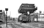 58 1042 ergänzt ihre Kohlenvorräte in ihrer Heimat-Dienststelle Bw Karl-Marx-Stadt-Hilbersdorf. Noch im Aufnahmejahr 1967 zählten 30 Maschinen der pr. G 12 zum Bestand. Nach der Schließung des Bahnbetriebswerkes im Jahr 1992 übernahm der Verein Sächsisches Eisenbahnmuseum die unter Denkmalschutz stehenden Anlagen. So konnte das komplette hier zu sehende Ensemble mit Ringlokschuppen, 20-m-Drehscheiben sowie die Bekohlungsanlage mit Hochbunker und Besandungsanlagen, Wasserkräne, eine funktionsfähige Achssenke und weitere Einrichtungen eines funktionsfähigen Bahnbetriebswerkes für Dampflokomotiven erhalten bleiben. (1967) <i>Foto: Robin Fell</i>