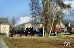 99 1586 mit Ng 66960 nach Mügeln in Schweta Bahnhof (früher Schweta b Oschatz). Hier wurden einst Anschlüsse zur Kartoffelflockenfabrik und eines Saatguthandelsbetriebes bedient. (12.11.1989) <i>Foto: Wolfgang Bügel</i>