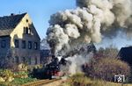 99 1586 und 99 1564 auf dem Weg zu den Werksanschlüssen des Kaolinwerkes Kemmlitz. (12.11.1989) <i>Foto: Wolfgang Bügel</i>