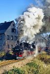 Im Kemmlitz wurden die 400 PS der beiden sächsischen IV K 99 1586 und 99 1564 vor Ng 66980 gebraucht. Nach Kemmlitz verkehrten zu DDR-Zeiten mehrere Güterzugpaare täglich, um die verschiedenen Werksanschlüsse des Kaolinwerkes zu bedienen. Erst nach der politischen Wende im Osten Deutschlands (1989) veränderte sich die Situation. Ein Teil der Produktion des Kaolins wurde fortan auch per LKW abgefahren. Trotzdem war das Kaolinwerk weiterhin daran interessiert, den Bahnanschluss zu erhalten. Durch Initiative des Landkreises und des Fahrgastverbandes Pro Bahn gelang es, die Strecke zu erhalten. Im Dezember 1993 ging die Strecke in das Eigentum der neu gegründeten Döllnitzbahn über. Trotzdem kam es in den Folgejahren zu einem weiteren Verkehrsrückgang. Im Jahr 2001 wurde der Güterverkehr dann gänzlich aufgegeben. (12.11.1989) <i>Foto: Wolfgang Bügel</i>