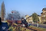 99 1542 verlässt mit Ng 66964 den Bahnhof Oschatz. Aus Platzmangel zwischen Straße und Bahn hatte man das Einfahrsignal links vom Gleis aufgestellt. (12.11.1989) <i>Foto: Wolfgang Bügel</i>
