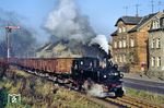 Eigentlich sollte die Schmalspurbahn Oschatz – Mügeln Ende der 1970er Jahre stillgelegt werden. Zur Wende in der Verkehrspolitik der DDR kam es 1981, als völlig unerwartet das aus der Sowjetunion importierte Erdöl nicht mehr in der benötigten Menge zur Verfügung stand. Fortan galt die Devise, möglichst sämtliche Transporte mit der Bahn auszuführen. Die ursprünglich angestrebte Stilllegung der Strecke wurde nun nicht mehr weiterverfolgt. Bis 1984 wurden die mittlerweile völlig verschlissenen Gleise vollständig erneuert, da insbesondere die Kaolintransporte unverzichtbar waren. 99 1542 macht sich hier in Oschatz auf den Weg nach Mügeln. (12.11.1989) <i>Foto: Wolfgang Bügel</i>