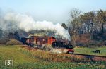 99 1564 hat mit Ng 66982 soeben Nebitzschen passiert. Nebitzschen erhielt 1888 eine Haltestelle an der Schmalspurbahn Mügeln – Neichen, die 1903 mit dem Bau der in Nebitzschen abzweigenden Industriebahn nach Kemmlitz und Kroptewitz zum Bahnhof mit fünf Gleisen ausgebaut wurde. 1950 wurde Nebitzschen in die bis dahin eigenständige Gemeinde Seelitz eingegliedert. 1973 kam Nebitzschen nach Glossen, seit 1. Januar 2011 gehört es nach Mügeln. (12.11.1989) <i>Foto: Wolfgang Bügel</i>