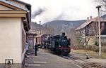 99 6101, die ehemalige NWE Nr. 6 (Baujahr 1914), machte sich schon zu Reichsbahnzeiten rar. Meistens konnte sie eher zufällig im Rollbockverkehr um Wernigerode angetroffen werden. In der "Nachwendezeit" überraschte sie dann auch die Westbesucher mit einem Rollbock-Güterzug im Bahnhof Wernigerode-Hasserode. (20.02.1990) <i>Foto: Wolfgang Bügel</i>