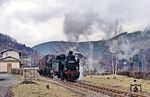 Nach der Bedienung der Schokoladenfabrik dampft 99 6101 aus Wernigerode-Hasserode. Durch eine Gleisbegradigung rückte später das Streckengleis in Richtung Westerntor vom Empfangsgebäude auf die rechte Bahnhofsseite zum Gleis nach Drei Annen Hohne hin ab. (20.02.1990) <i>Foto: Wolfgang Bügel</i>