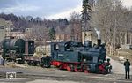 99 6101 bei der Bedienung des Gleisanschlusses Papierfabrik in Höhe der Christuskirche in Wernigerode-Hasserode. Diesmal fehlten allerdings die Wagen mit dem allseits beliebten einlagigen Toilettenkrepprollen der Qualität hart, rau und hauchdünn. (20.02.1990) <i>Foto: Wolfgang Bügel</i>