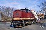 1988/90 wurden im Raw Stendal zehn durch die fortschreitende Streckenelektrifizierung freigewordene Lokomotiven der Bauart V 100.2 mit 800er Ordnungsnummer auf Meterspur umgebaut und seitdem als Baureihe 199.8 geführt. Insgesamt plante die Deutsche Reichsbahn ab Mitte der 1980er Jahre einen Umbau und Einsatz von dreißig Maschinen. Durch die politische Wende in der DDR blieb es allerdings bei zehn umgebauten Lokomotiven, da der Güterverkehr zurückging und die Dampftraktion für Ausflügler auf den Strecken der Harzer Schmalspurbahn zum Glück attraktiver war und ist. Damals zum Ärger des Fotografen hatte 199 863 (ex 110 863) statt einer 99er den P 14407 nach Nordhausen an der Westerntorer Straßenkreuzung am Haken. (20.02.1990) <i>Foto: Wolfgang Bügel</i>