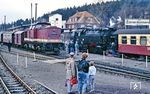 In Benneckenstein kreuzen P 14407 nach Nordhausen mit 199 863 und 99 7235 mit P 14404 nach Wernigerode. Hier war auch ein Werk der VEB Harzer Holzindustrie ansässig, das die Einheimischen spöttisch auch als "VEB Holz&Wurm" bezeichneten. (20.02.1990) <i>Foto: Wolfgang Bügel</i>