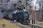 Anfang der 1990er Jahre verdrängten die freigewordenen Neubau-99er der Harzquerbahn die alten NWE-Mallet-Loks auf der Selketalbahn. 99 7247 dampft hier mit P 14465 nach Hasselfelde aus dem Haltepunkt Sternhaus-Haferfeld. (20.02.1990) <i>Foto: Wolfgang Bügel</i>