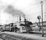 18 314 vom Bw Halle (Saale) P vor einem Schnellzug nach Saalfeld (Saale) in Halle (Saale) Hbf. Die der VES-M Halle (Saale) zur Verfügung stehende Bremslok wurde sporadisch auch im planmäßigen Zugdienst verwendet. Hier ist sie noch mit Kohlefeuerung unterwegs.  (17.06.1967) <i>Foto: Dieter Wünschmann</i>