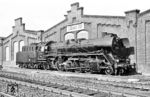 41 284 (Bw Schwerin) zu Gast im Bw Lübeck. Am 20.03.1960 wurde ein neuer Grenzübergang für den Schienenverkehr in Herrnburg bei Lübeck eröffnet. Die seit 1952 unterbrochene Hauptstrecke Hamburg - Lübeck - Rostock wurde dadurch wieder durchgehend befahrbar. Zum Einsatz kamen vor den Reisezügen anfangs die Rostocker 23.10, vereinzelt die Baureihe 62, später die Baureihe 03. Die Schweriner 41er waren für die Güterzugleistungen zuständig. (24.03.1966) <i>Foto: Klaus D. Holzborn</i>