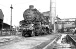 58 1758 im Bw Riesa. Die 1920 bei Hanomag in Hannover gebaute Lok war eine der letzten pr. G 12 bei der Reichsbahn und wurde erst am 25.10.1976 beim Bw Aue ausgemustert. (08.08.1967) <i>Foto: Klaus D. Holzborn</i>