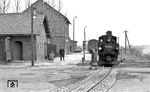 Kurze Pause für Lok 99 1568 und das Personal in Schönheide. (04.1976) <i>Foto: Burkhard Wollny</i>