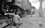 Unter genauer Beobachtung finden die Rangierarbeiten mit 99 1568 in Schönheide statt. (04.1976) <i>Foto: Burkhard Wollny</i>