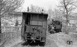 Rangieren in Schönheide mit 99 1568. Jetzt wird noch der Begleitwagen "eingefangen". (04.1976) <i>Foto: Burkhard Wollny</i>