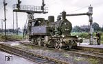 Vor einer Lz-Fahrt werden bei 91 697 in Zwickau (Sachs) Hbf noch schnell die Wasservorräte ergänzt. Die preußische T 9³ wurde von A. Jung 1905 gebaut und im Dezember 1967 ausgemustert. (06.1967) <i>Foto: Robin Fell</i>