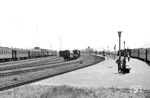 Der F 211 fährt im Fährbahnhof Großenbrode Kai ein. Anscheinend war der Lübecker 41 213 noch eine P 8 vorgespannt worden. Nachdem die Fährverbindungen über Sassnitz und Warnemünde seit der Teilung Deutschlands für westdeutsche Bürger nicht mehr erreichbar waren, wurde von DB und Dänischer Staatsbahn (DSB) am 15. Juli 1951 der 67 km lange Fährverkehr zwischen Großenbrode Kai und Gedser aufgenommen. Für ein Provisorium, dass lediglich 12 Jahre existierte, verfügte der Bahnhof über eine stattliche Anzahl von Gleisen. Mit Inbetriebnahme der Vogelfluglinie im Mai 1963 wurde er stillgelegt. Die Vogelfluglinie ist mittlerweile auch tot. Im Zuge der Bauarbeiten für die Feste Fehmarnbeltquerung wurde ab dem 31. August 2022 der gesamte Zugbetrieb zwischen Neustadt (Holstein) und Puttgarden auf Busse umgestellt.  (15.06.1958) <i>Foto: Winfried Gronwald</i>