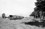 Zugkreuzung im Bahnhof Lassentin. Vorne steht VT 137 562 nach Barth, dahinter ist der GmP mit 99 5611 nach Altenpleen eingefahren. (19.08.1966) <i>Foto: Gerd Wolff</i>