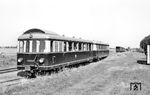 VT 137 562 mit VB 147 561 verlässt den Kreuzungsbahnhof Lassentin. Während der Besetzung Frankreichs im Zweiten Weltkrieg wurden die drei Fahrzeuge von der Reichsverkehrsgruppe Schienenverkehr für den Betrieb auf den Franzburger Kreisbahnen beschafft. Sie entstammten einer Serie von fünf Triebwagen, die Brissonneau et Lotz zwischen 1936 und 1938 an die Compagnie des Chemins de fer du Morbihan in die Bretagne geliefert hatte. Als Fahrzeuge der Pommerschen Landesbahnen (PLB), zu denen die FKB gehörten, erhielten sie die Betriebsnummern PLB 1125–1127. Ende der 1940er Jahre baute man aus Gründen der Ersatzteilbevorratung dem Triebwagen 1127 die Antriebsanlage aus und verwendete diese als Ersatzteil für die anderen beiden Fahrzeuge. Die Franzburger Kreisbahnen wurden 1971 stillgelegt und danach abgebaut. Der Triebwagen VT 137 562 war schon 1969 abgestellt und 1971 verschrottet worden. (19.08.1966) <i>Foto: Gerd Wolff</i>