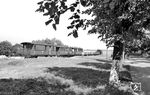 Hinter Lassentin gab es eine Wasserentnahmestelle, an der 99 5611 vor der Weiterfahrt noch ihre Wasservorräte neben der Barther Straße ergänzte. (19.08.1966) <i>Foto: Gerd Wolff</i>