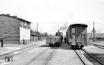 99 5611 ist in Altenpleen angekommen und hat bereits begonnen, den GmP auseinander zu rangieren. Für die meterspurige Franzburger Kreisbahn kam das Ende in den 1960er Jahren: Seit 16. Juni 1961 begannen die Züge in Stralsund nicht mehr am Landesbahnhof, sondern am 2,5 Kilometer entfernten Haltepunkt Stadtwald, um die Fahrt auf den Straßen der Stadt, vor allem dem Bahnhofsvorplatz, zu vermeiden. Der Personenverkehr auf dem Westteil der Strecke zwischen Hermannshof und (Ribnitz-)Damgarten Ost endete am 29. Mai 1965 und ab Barth am 4. Januar 1971. Danach wurde die Bahn abgebaut, denn der Gesamtverkehr der Strecke Stralsund–Barth sowie auf der Zweigbahn nach Klausdorf hatte schon am 30. November 1968 geendet.  (19.08.1966) <i>Foto: Gerd Wolff</i>