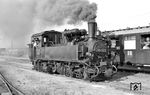 99 553, eine IV K mit Druckluftbremse und den auf Rügen typischen Luftbehältern über dem Kessel, im Bahnhof Altefähr. Als erste IV K hatte sie am 20.9.1962 das Raw „DSF“ Görlitz-Schlauroth mit einem neuen geschweißten Dampfkessel verlassen. Ein langes Leben war ihr dennoch nicht mehr beschieden, denn bereits am 25.3.1967 wurde sie von der Ausbesserung zurückgestellt und genau ein Jahr später ausgemustert. (20.08.1966) <i>Foto: Gerd Wolff</i>