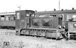 Auch ein Jahr nach ihrer Versetzung aus der Mark Brandenburg nach Rügen trug Köf 6001 noch die Aufschrift „RBD Berlin“ und ihre originalen Motorhauben. Mangels eigener Transportmittel war die Landwirtschaft bis Anfang der 1960er Jahre maßgeblich auf die Kleinbahn angewiesen, und so gab es auf den Umladegleisen in Altefähr viel zu tun. Als die HF 130 C die kleine Ns 3 ablöste, war das Aufkommen allerdings bereits stark zurückgegangen. Ein Jahr nach dieser Aufnahme kam das Ende für die Südstrecke Altefähr – Putbus sowie für den Güterverkehr Putbus – Göhren.  (20.08.1966) <i>Foto: Gerd Wolff</i>