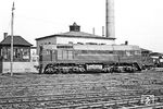 Auch wenn sie wie die DB V 200 hieß, war die für die DDR gebaute V 200-Variante der sowjetischen Bauart M62 eine völlig andere Lok. DR V 200 048 war am 6. Mai 1967 in Dienst gestellt worden und gehörte seit dem 16.05.1967 dem Bw Reichenbach (Vogtl) an. Die neuen Maschinen waren damals ständiger Gast im Grenzbahnhof Hof. Konnte man doch so die Überlegenheit des Ostens gegenüber der alten Dampfloktechnik im Westen demonstrieren. V 200 048 fährt in Hof an dem 1912 in Betrieb gegangenen Stellwerk 5 (Bauart Noell) vorbei. (03.04.1969) <i>Foto: Wolfgang Bügel</i>
