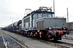 Auch 254 110 (E 94 110) teilte ein ähnliches Schicksal wie E 94 069 (vgl. Bild-Nr. 92678). Die bei Kriegsende im schlesischen Waldenburg-Dittersbach beheimatete E 94 110 wurde ebenfalls in die Sowjetunion abgefahren und kehrte am 21. August 1952 zurück in die DDR. Nach einer Wiederherstellung im RAW Dessau ging sie im März 1959 wieder in Betrieb. Am 30.03.1990 wurde sie beim Bw Engelsdorf ausgemustert. Hier wartet sie vor einem Güterzug im Rangierbahnhof Engelsdorf. (05.1988) <i>Foto: Andreas Höfig</i>