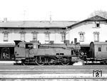 75 411 (Bw Bautzen) mit einem Personenzug in Großschönau, dem letzten Bahnhof vor der Grenze zur Tschechoslowakei. An der Lok fällt der ungewöhnliche, wohl von einer preußischen Lok gespendete Sanddom sowie die überdimensionierte, trichterförmige Erhöhung des Kohlekastens auf. (05.1969) <i>Foto: Michael Malke</i>