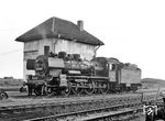 38 2918 vor dem Rangierstellwerk "Sr III" im Heimat-Bw Sangerhausen. Mitte 1970 besaß die Reichsbahn noch eine stattliche Anzahl betriebsfähiger P 8. Dennoch verschwanden sie im Verlauf des Jahres 1972 noch vor ihren DB-Schwestern. 38 2918 wurde am 30.05.1972 z-gestellt, am 23. Oktober 1972 von der HvM mit Protokoll-Nr. 133/72 zur Ausmusterung freigegeben und daraufhin am 22.12.1972 im Zuchthaus Brandenburg verschrottet. Als Tag der Ausmusterung (Absetzung vom Lokbestand) wurde von der Rbd Erfurt der 28.02.1973 festgelegt.  (08.1970) <i>Foto: Michael Malke</i>