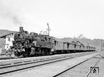 Als letzte pr. T 14 wurde die Saalfelder 93 304 im Oktober 1971 abgestellt. Für das Auge etwas gewöhnungsbedürftig, dampfte sie sogar noch mit der EDV-Nummer 93 8304-3 durch Thüringen. Im Mai 1971 wurde sie im Rahmen einer DMV-Sonderfahrt verabschiedet. Im Bahnhof Ziegenrück entstand dieses Bild während eines Fotohalts. Bei der Lok wurden die unpassenden EDV-Ziffern einfach überstrichen. (09.05.1971) <i>Foto: Michael Malke</i>