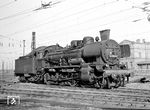 38 2551 (Henschel Kassel, Baujahr 1919) in ihrer letzten Heimat Roßlau (Elbe), wo sie vom 01.10.1971 bis zu ihrer Ausmusterung am 28.07.1972 stationiert war. Die Lok besitzt ihre neue EDV-Nummer 38 2551-0 und einen Giesl-Ejektor. Bei der DR waren über 500 Lokomotiven mit dem Flachschornstein umgerüstet worden. Augenscheinlich war die Deutsche Bundesbahn weit weniger von der verbesserten Verdampfungsleistung und Wirtschaftlichkeit durch den Giesl-Ejektor überzeugt als die DR. Nur die DB 50 1503 vom Bw Hamm (Westf) besaß temporär einen solchen Schornstein. (07.11.1971) <i>Foto: Michael Malke</i>