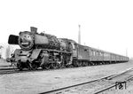 35 2001-2 vor einem Leerpark im Bahnhof Taucha (b Leipzig). Inzwischen war die frühere 23 001 bei der VES-M überflüssig, das Bw Halle (Saale) P setzte das Einzelstück nur noch gelegentlich, zumeist für Sonderdienste ein. Im Juni 1974 wurde die Lok nach Fristablauf abgestellt, am 5. Mai 1975 ausgemustert und anschließend im Raw Halle (Saale) zerlegt.  (09.1973) <i>Foto: Michael Malke</i>