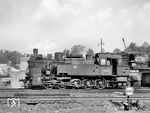 94 1175 vom Bw Meiningen/Est Suhl wird im Lokbf Schleusingen restauriert. Die letzten Einsätze der preußischen T 16¹ mit Gegendruckbremse in der Rbd Erfurt erfolgten auf der Steilstrecke von Suhl nach Schleusingen. Zum Fahrplanwechsel am 29. September 1974 übernahmen Dieselloks der Baureihe 118 (früher V 180) den Betrieb.  (14.09.1974) <i>Foto: Hans-Jürgen Trunk</i>